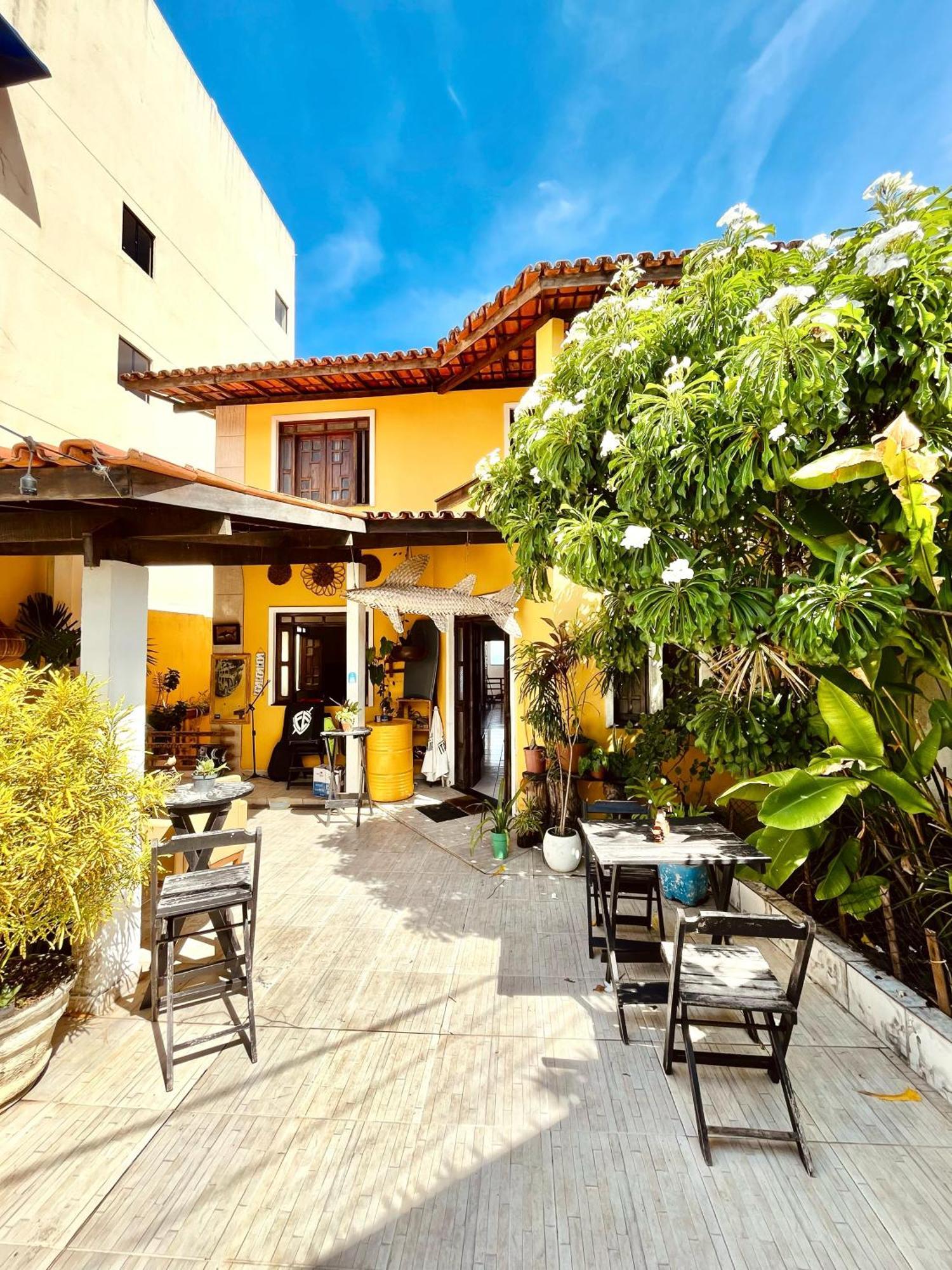 Casa Amarela & Bistro - Em Pituacu Homestay